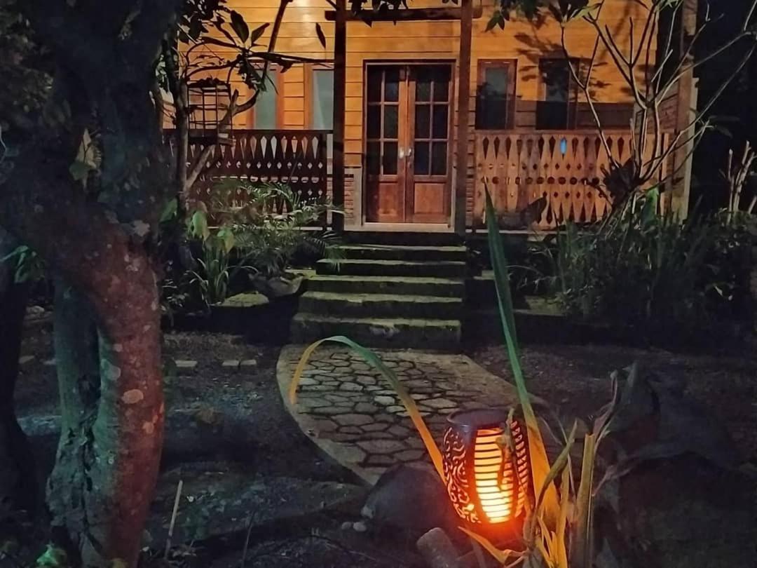 Bata Merah Homestay Banyuwangi  Buitenkant foto